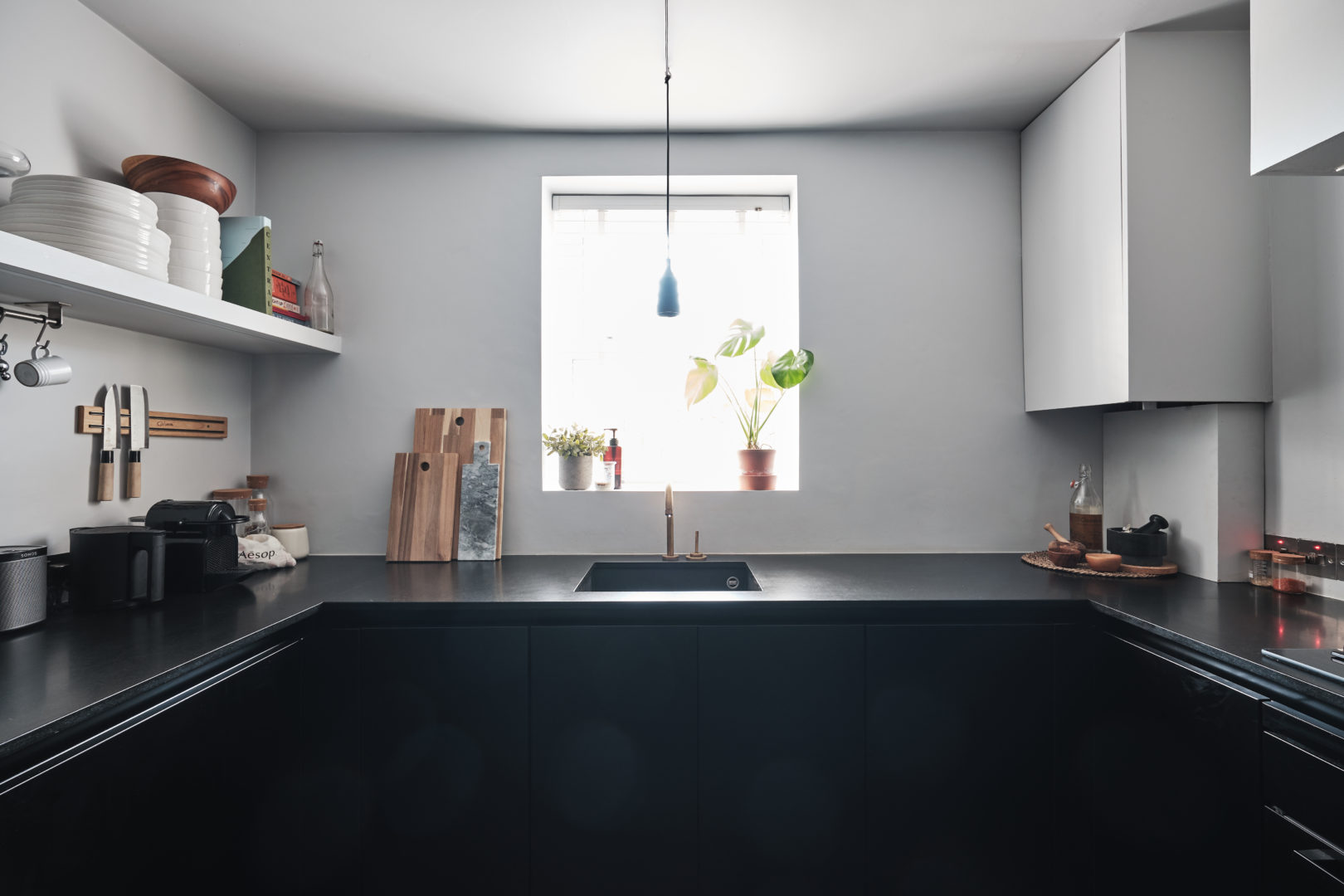 The-Fairfield-Aucoot-Scandi-Minimalism-Black-Kitchen-Units