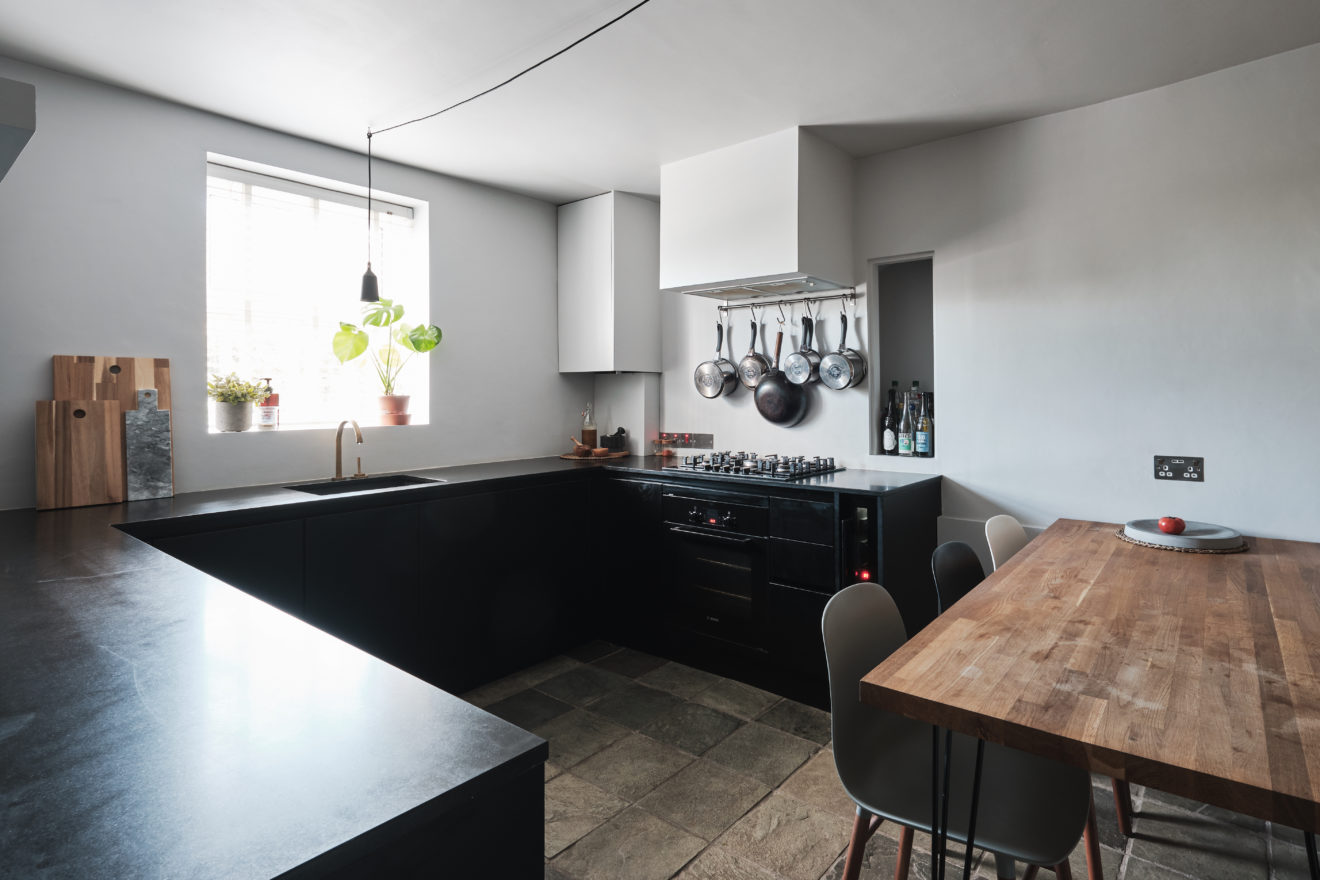 The-Fairfield-Aucoot-Scandi-Minimalism-Black-Kitchen-Units