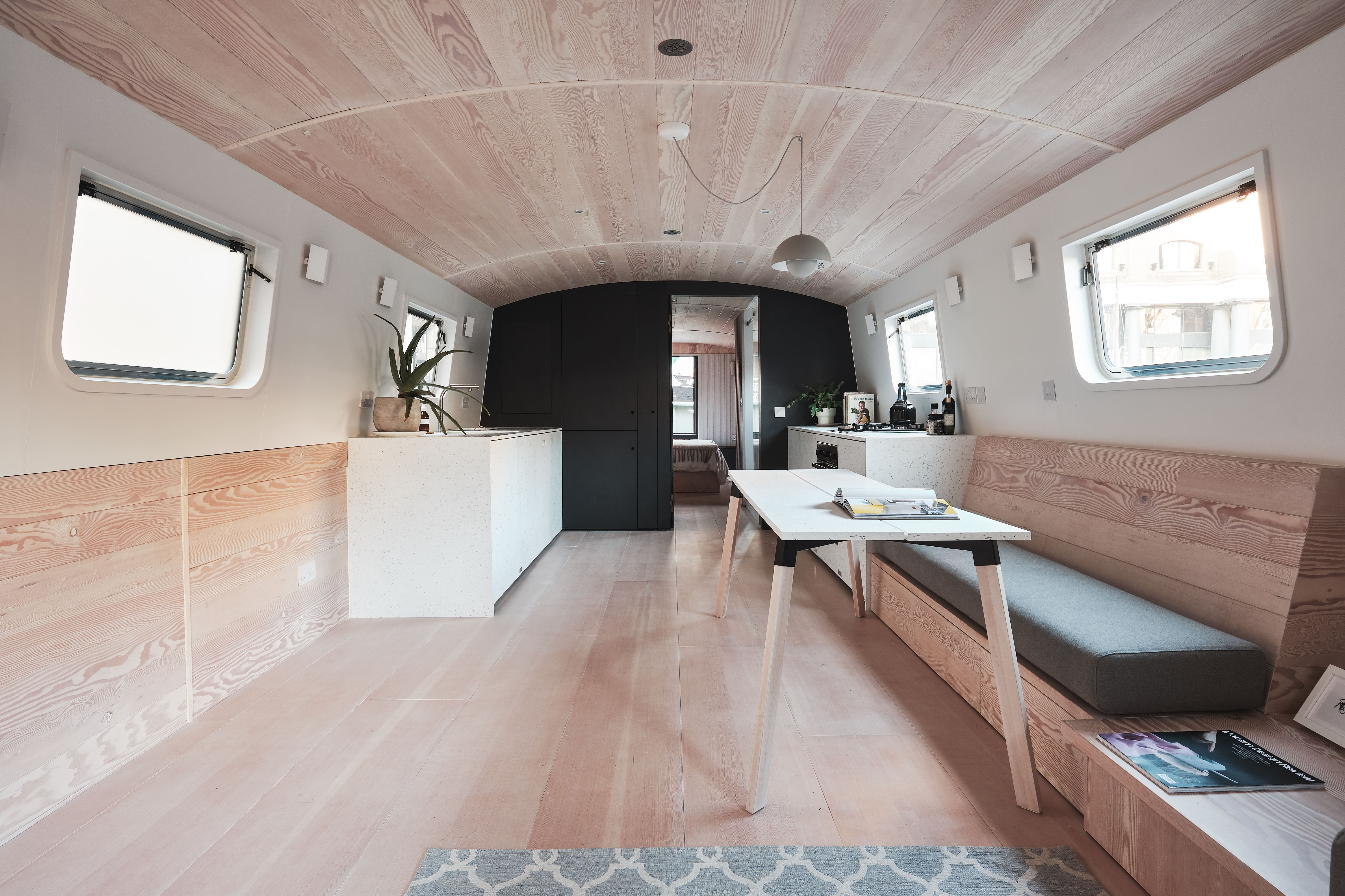 Dusky Parakeet - 3144 Architects - Aucoot - Modern House Boat