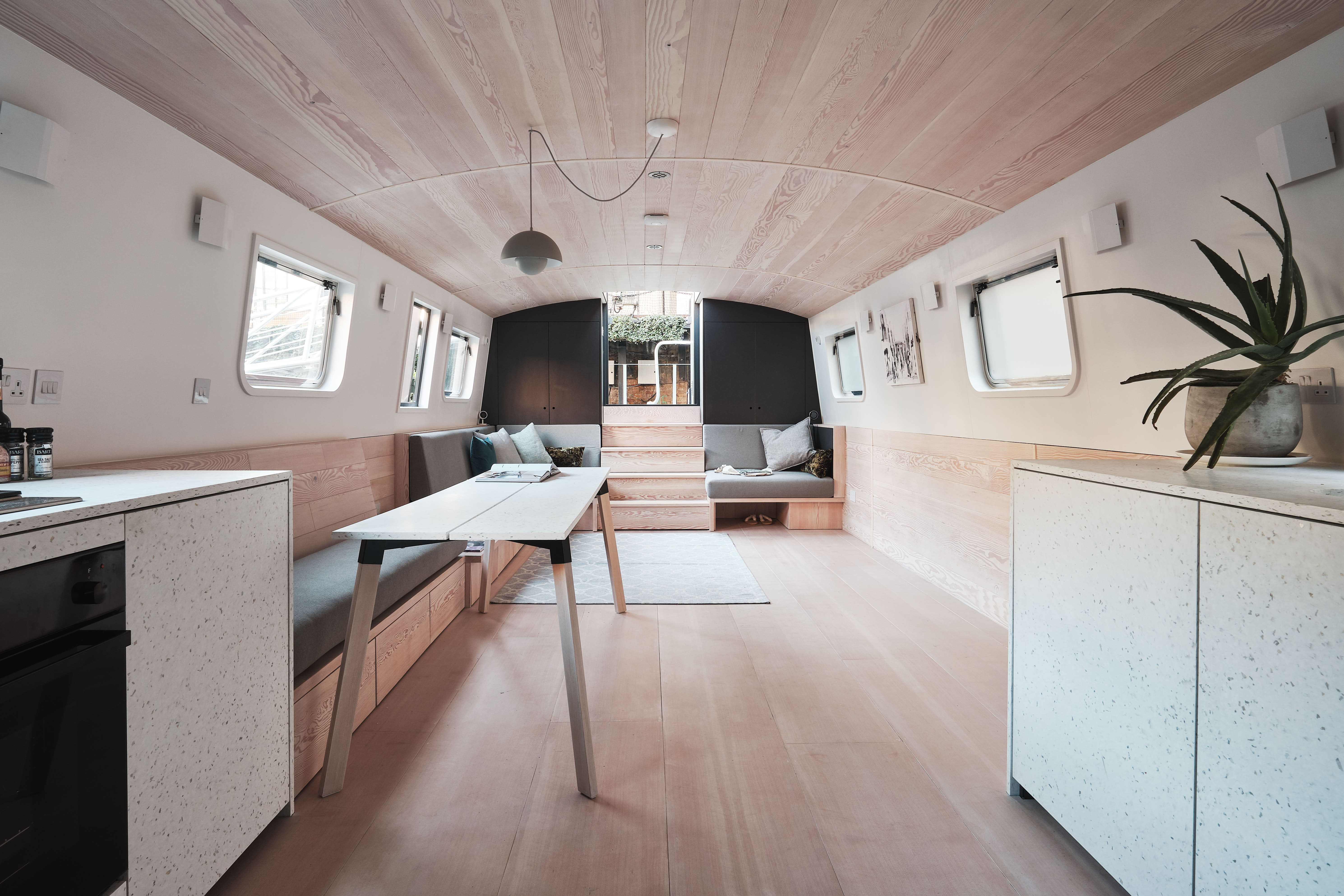 Dusky Parakeet - 3144 Architects - Aucoot - Modern House Boat