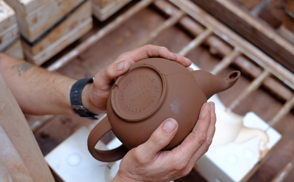Brown Betty teapot - Aucoot - Ian McIntyre