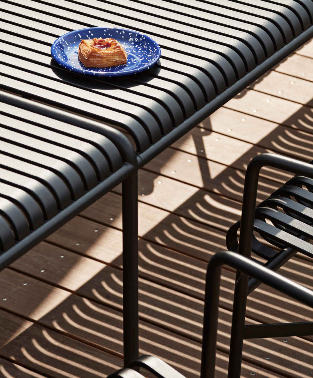 Aucoot_Estate_Agent_Design_Classics_Palissade Table Middle Leg anthracite_Enamel Deep Plate speckle blue