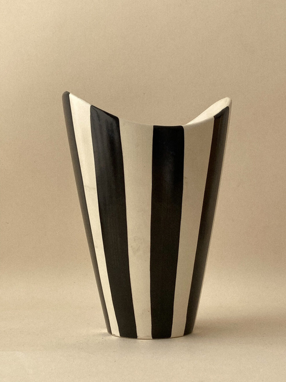 monochrome-vase-shop-mantel-sadie-perry-aucoot-estate-agents